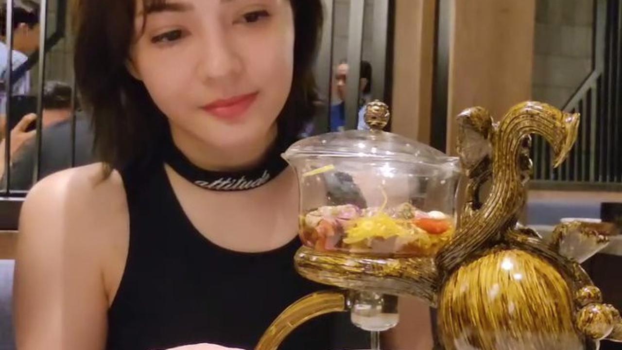 Sederet Potret Terbaru Maya Septha Usai Lakukan Oplas, Dipuji Semakin Cantik Mirip Boneka