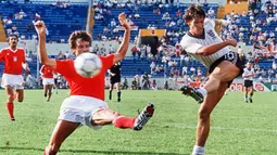 Gary Lineker total tampil dalam 18 laga di turnamen mayor antar-negara, dengan rincian 12 laga di Piala Dunia 1986 dan 1990 serta 6 laga di ajang Euro 1988 dan 1992. Dari 13 laga tersebut, ia total mencetak 10 gol, seluruhnya di ajang Piala Dunia, sementara di ajang Euro ia hanya menorehkan dua assist. (AFP/Staff)