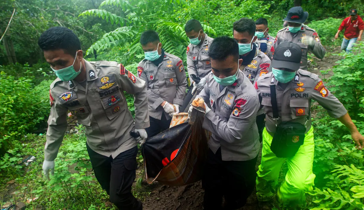 Tim SAR membawa korban meninggal dalam bencara tanah longsor di Gowa, Sulawesi Selatan, Jumat (25/1). Hingga 25 Januari 2018, tercatat 33 orang meninggal dunia. (YUSUF WAHIL/AFP)