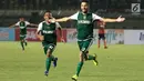 Striker Persebaya Surabaya, Manuchehr Jalilov, merayakan gol yang dicetaknya ke gawang Perseru Serui pada laga Piala Presiden 2019 di Stadion Si Jalak Harupat, Bandung, Sabtu (2/3). Persebaya menang 3-2 atas Perseru. (Bola.com/Yoppy Renato)