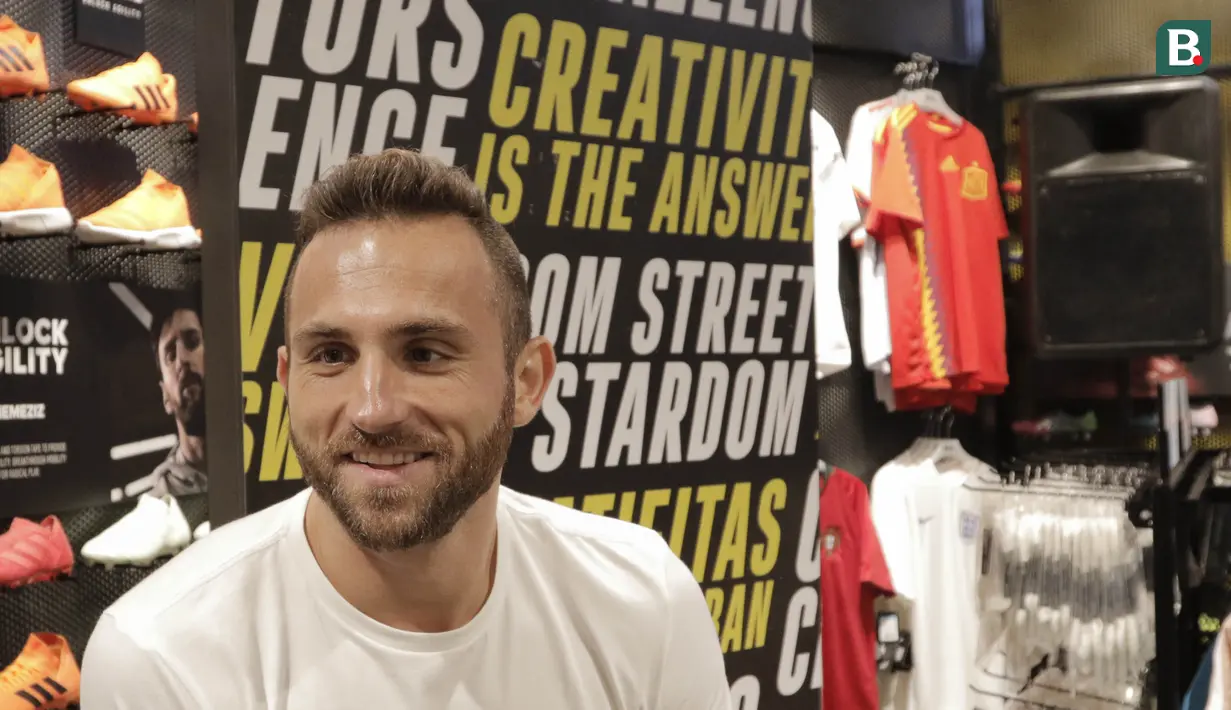 Striker Bali United, Ilija Spasojevic, saat peluncuran sepatu Adidas di Fisik Footbal, Grand Indonesia, Jakarta, Jumat (22/6/2018). (Bola.com/M Iqbal Ichsan)