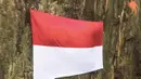 Pengibaran bendera di Tebing Batu Lawang, Majalengka