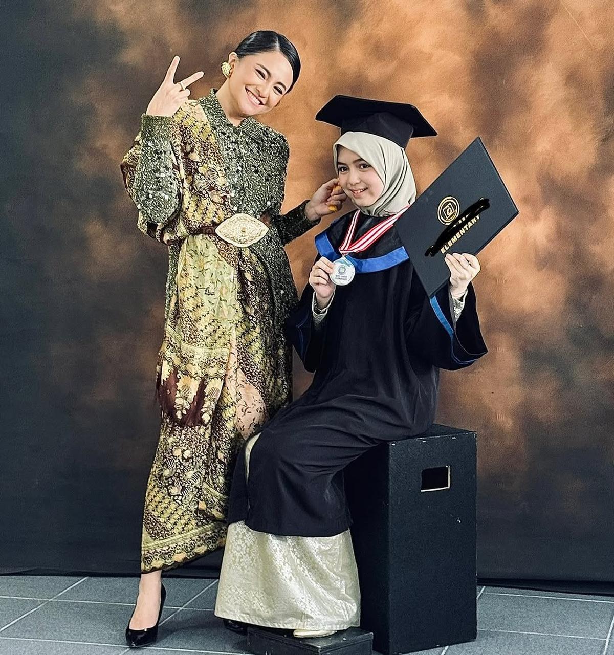 Potret Marshanda Dampingi Sienna Wisuda, Kompak Bareng Nesya Ayu Nabila