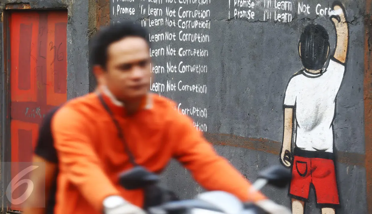 Pengendara sepeda motor melintas di depan mural anti korupsi bertuliskan 'I promise i'll learn not corruption' atau "Saya berjanji saya akan belajar untuk tidak korupsi" di Jakarta, Minggu (05/03). (Liputan6.com/Helmi Afandi)