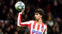 Joao Felix (Atletico Madrid) - Felix tampil menawan sebagai penyerang saat berseragam Benfica. Meski belum menunjukan peforma apiknya di Atletico Madrid, pemain asal Portugal ini kerap disebut sebagai penerus Cristiano Ronaldo di masa depan. (AFP/Cristina Quicler)