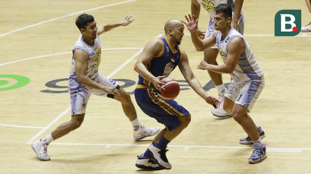 Foto: Aksi Memukau Arki Wisnu Saat Satria Muda Tumbangkan Prawira Bandung di IBL 2022