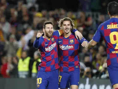 Penyerang Barcelona, Lionel Messi (kiri) berselebrasi dengan rekaannya Antoine Griezmann dan Luis Suarez usai mencetak gol ke gawang Borrusia Dortmund pada pertandingan Grup F Liga Champions di stadion Camp Nou, Spanyol (27/11/2019). Barcelona menang 3-1 atas Dortmund. (AP Photo/Joan Monfort)