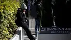 Seorang pria merokok di smoking area yang disediakan di Naka-Meguro, Tokyo (10/3). Kesadaran warga Jepang termasuk tinggi dengan tertibnya para perokok yang tidak merokok di sembarang tempat. (AFP Photo/BEHROUZ MEHRI)