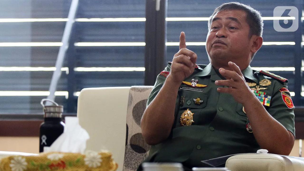 Sejak lulus dari Akmil, Maruli memulai kariernya pada tahun 2002 menjadi Komandan Detasemen Tempur Cakra.