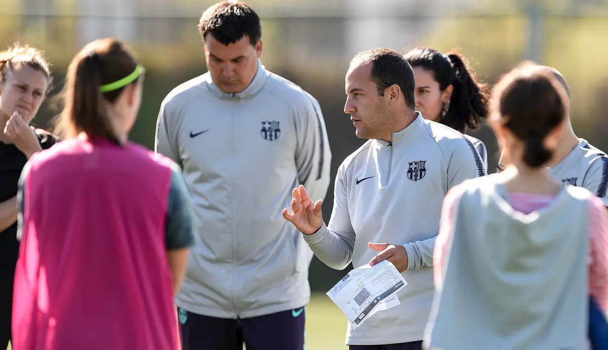 Pelatih wanita Barcelona, Luis Cortes berbincang dengan pemainnya selama  latihan di Joan Gamper Sports City, Barcelona (15/5/2019). Tim wanita Barcelona akan bertanding melawan wakil Prancis, Lyon pada final Liga Champions di stadio Groupama Arena, kota Budapets, Hungaria. (AFP Photo/Josep Lago)