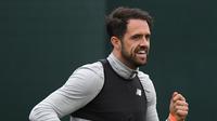 Penyerang Liverpool, Danny Ings melakukan pemanasan saat menghadiri sesi pelatihan di kompleks pelatihan Melwood tim di Liverpool, Inggris, (23/4). Liverpool akan bertanding melawan wakil Italia, AS Roma di stadion Anfield. (AFP Photo/Paul Ellis)