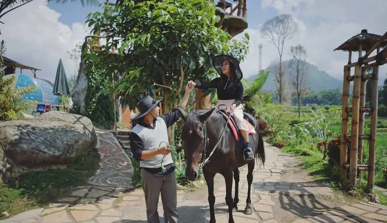 Di akun Instagramnya, Eny Sagita kerap membagikan kebersamaannya bersama sang suami. Wanita bernama asli Eni Setyaningsih nampa begitu bahagia menghabiskan waktu bersama suami. (Liputan6.com/IG/@eny_sagitathementhul)