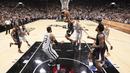 Aksi pemain L. A. Clippers, Chris Paul #3 melakukan tembakan melewati hadangan para pemain San Antonio Spurs pada laga NBA di AT&T Center, San Antonio (5/11/2016). (Reuters/ Soobum Im-USA TODAY Sports)