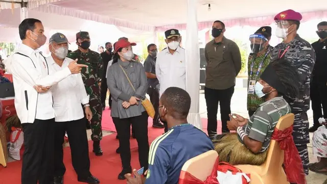 Presiden Jokowi meninjau vaksinasi Covid-19 di halaman Kantor Bupati, Kabupaten Merauke, Papua, Minggu (3/10/2021)