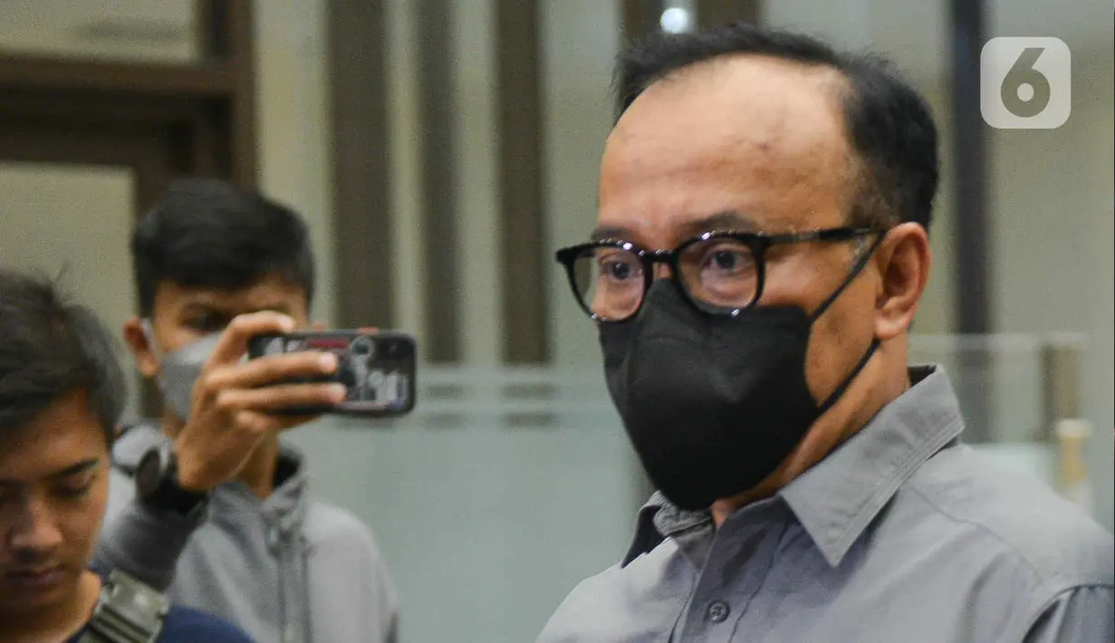 Kadiv Humas Polri Irjen Dedi Prasetyo memberikan keterangan terkait kabar penangkapan dan penahanan terhadap Irjen Ferdy Sambo di Mabes Polri, Jakarta Selatan, Sabtu (6/8/2022). Dedi Prasetyomenyatakan bahwa Irjen Ferdy Sambo kini ditahan di Mako Brimob Polri, Kelapa Dua, Depok. Namun tidak merinci sampai kapan penahanan tersebut dilakukan. (Liputan6.com/Herman Zakharia)