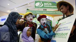 Pantomim ajak pengunjung lewat program edukasi di gerai BPJS ketenagakerjaan pada acara IBD Expo 2016 di JCC, Jakarta, Sabtu (10/9). Kegiatan ini untuk mengkampanyekan pentingnya jaminan sosial bagi tenaga kerja. (Liputan6/JohanTallo)