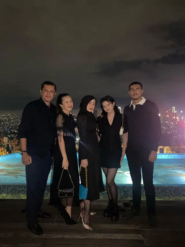 Beby Tsabina bersama keluarga (Foto: Instagram/@bebytsabina)