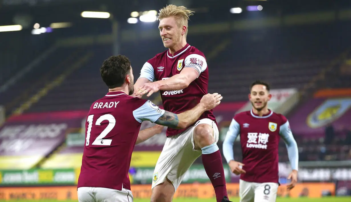 Pemain Burnley, Ben Mee, melakukan selebrasi usai mencetak gol ke gawang Sheffield United pada laga Liga Inggris di Stadion Turf Moor, Selasa (29/12/2020). Burnley menang dengan skor 1-0. (Alex Livesey/Pool via AP)