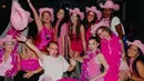 Selena Gomez membagikan beberapa momen perayaan ultahnya di Instagram Story-nya. Selain pesta ultah, pelantun lagu 'Love You Like a Love Song' itu juga menonton film 'Barbie'. Ia meluangkan waktu untuk memutar film tersebut bersama orang-orang terkasihnya. (Liputan6.com/IG/@connarfranklin)