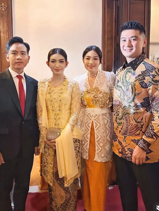 Selvi Ananda saat Kondangan di Solo Bersama Ibu Mertua, Iriana. [@arnoldpo]