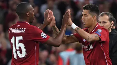 Gelandang Liverpool, Roberto Firmino (kanan) menggantikan Daniel Sturridge saat bertanding dengan Paris Saint-Germain (PSG) di Liga Champions di Anfield, Liverpool, Inggris, Selasa (18/9). Liverpool membungkam PSG 3-2. (Paul ELLIS/AFP)