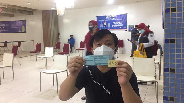 Salah satu pedagang yang antre di ruangan suntik vaksin di lantai 8 Blok A Pasar Tanah Abang