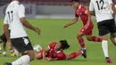Pemain belakang timnas Indonesia U-20, Zanadin Fariz (tengah) terjatuh saat berebut bola dengan pemain Fiji pada laga International Friendly Match di Stadion Utama Gelora Bung Karno, Jumat (17/2/2023). Laga kedua tim berlangsung keras dan ketat, wasit Thoriq M Alkatiri sampai mengeluarkan empat kartu merah dari sakunya, tiga diantaranya untuk pesepakbola Fiji. (Liputan6.com/Faizal Fanani)