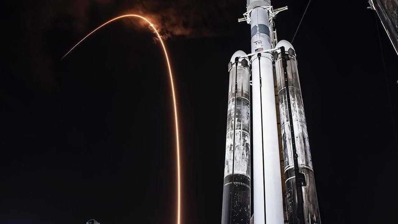 Starlink adalah nama jaringan satelit yang dikembangkan oleh perusahaan Spacefligh swasta SpaceX untuk menyediakan internet murah ke lokasi terpencil. Elon Musk sendiri adalah pemilik dari perusahaan tersebut.