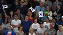 Suporter mengibarkan bendera Korea Selatan saat mendukung Hyeon Chung meawan Novak Djokovic pada ajang Australia Terbuka 2018 di Melbourne,  (22/2/2018). Djokovic kalah 6-7, 5-7, 6-7. (AFP/William West)