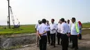 Presiden Joko Widodo berdiskusi dengan sejumlah menteri dan Gubernur Jawa Barat saat meninjau bandara Internasional Kertajati di Majalengka, Jawa Barat, (14/1). Bandara memiliki panjang runway 3.000 meter dan lebar 60 meter. (Liputan6.com/Faizal Fanani)