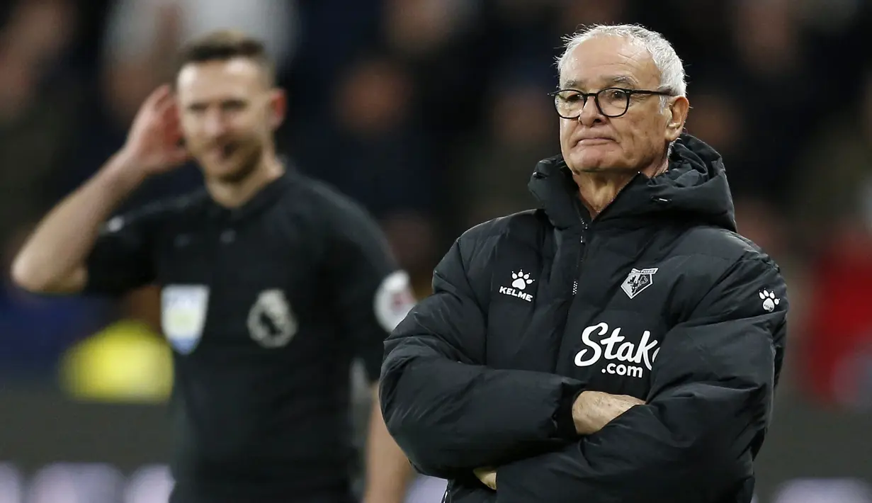 Claudio Ranieri. Pelatih berusia 70 tahun yag sejak tengah musim 2021/2022 berstatus tanpa klub usai meninggalkan Watford ini tercatat pernah menangani 4 klub di Liga Inggris, yaiu Chelsea, Leicester City, Fulham dan Watford. Prestasi fenomenalnya tentu saja saat membawa Leicester City menjadi kampiun Liga Inggris di musim 2015/2016. Usai itu kariernya menurun saat membesut Fulham dan Watford. Terakhir, ia dipecat watford pada tengah musim 2021/2022 yang dibesutnya hanya selama 3 bulan.  (AFP/Ian Kington)