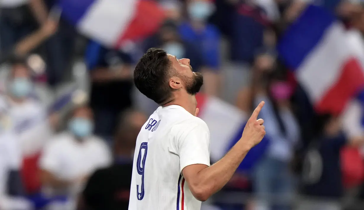 Striker Prancis, Olivier Giroud, melakukan selebrasi usai mencetak gol ke gawang Bulgraria pada laga uji coba terakhir jelang Euro 2020 di Stade de France, Rabu (9/6/2021). Prancis menang dengan skor 3-0. (AP/Francois Mori)