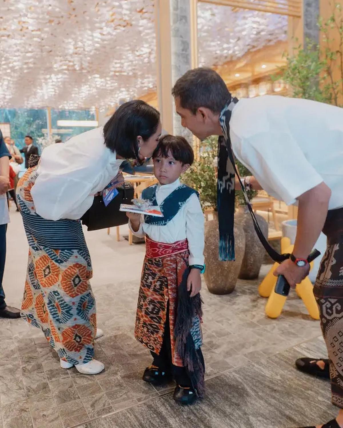 Gaya Andien Aisyah dan Keluarga Kompak dengan Kain Nusa Tenggara, Lestarikan Budaya Nusantara