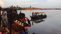 Tim penyelamat dari Badan Penanggulangan Bencana Daerah, TNI-Polri dan relawan  menyisir area sungai menggunakan perahu.Foto: Marifka Wahyu Hidayat