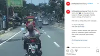 Seperti dilansir akun Instagram @infokejadiansemarang, Kamis (13/8/2020), terlihat seorang pria menggunakan kaos bertulisan polisi melakukan atraksi berbahaya.