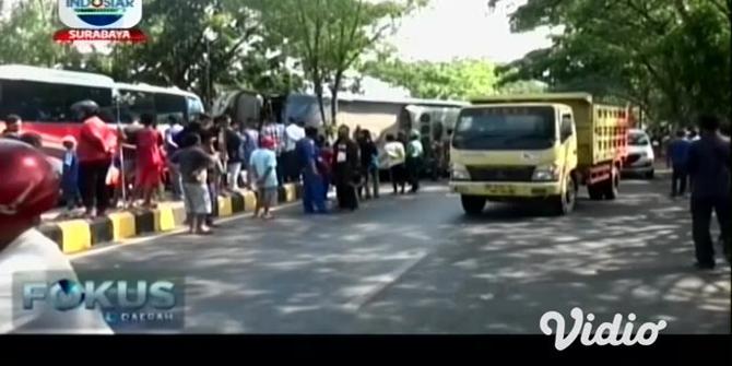 VIDEO: Bus Sugeng Rahayu Terbalik di Madiun, Satu Pemotor Tewas
