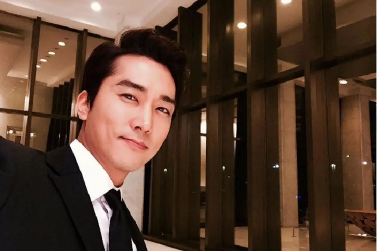 Song Seung Heon mengenakan jaket bomber seperti yang dikenakan Jokowi. (Instagram/songseungheon1005)