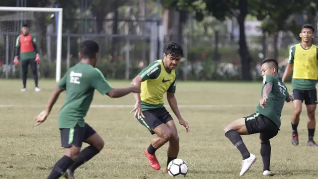 Pemain Timnas Indonesia U-23, Asnawi Mangkualam, menggiring bola saat latihan. (Bola.com/Vitalis Yogi Trisna)