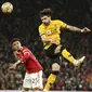 Gelandang Wolverhampton Wanderers Ruben Neves berebut bola dengan penyerang Manchester United (MU) Jadon Sancho dalam pekan ke-22 Liga Primer Inggris di Old Trafford, Selasa (4/1/2022) dini hari WIB. MU takluk 0-1 saat menjamu Wolves. (AP Photo/Dave Thompson)