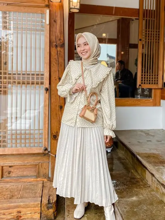 Suka dengan nuansa cerah? OOTD ala influencer Bianca Kartika ini bisa kamu sontek. Padukan blouse warna soft yellow dengan rok plisket warna beige. (Instagram/biancakartika).