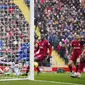 Kiper Liverpool Alisson Becker memblok tembakan pemain Chelsea Benoit Badiashile&nbsp;dalam pertandingan Liga Inggris di Stadion Anfield, Sabtu, 21 Januari 2023.&nbsp;(AP Photo/Jon Super)