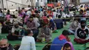 Para buruh migran menunggu untuk menaiki kereta khusus menuju rumah mereka saat masa karantina wilayah (lockdown) nasional diterapkan demi mencegah penyebaran COVID-19 di Jalandhar, Negara Bagian Punjab, India utara, (5//5/2020). (Xinhua/Stringer)