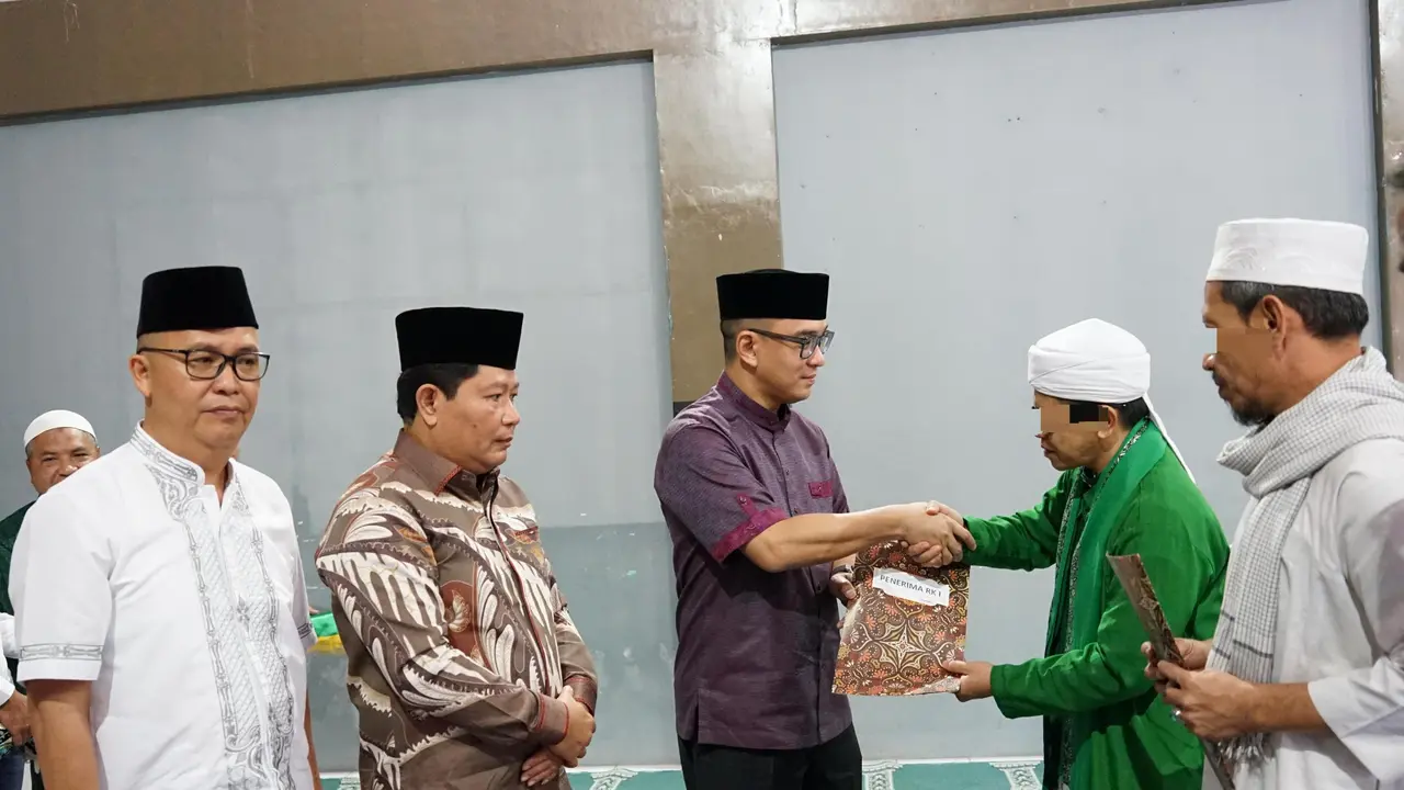Kepala Kanwil Kemenkumham Sulut Ronald Lumbuun saat menyerahkan RK di Lapas Tondano pada Rabu (10/4/2024)