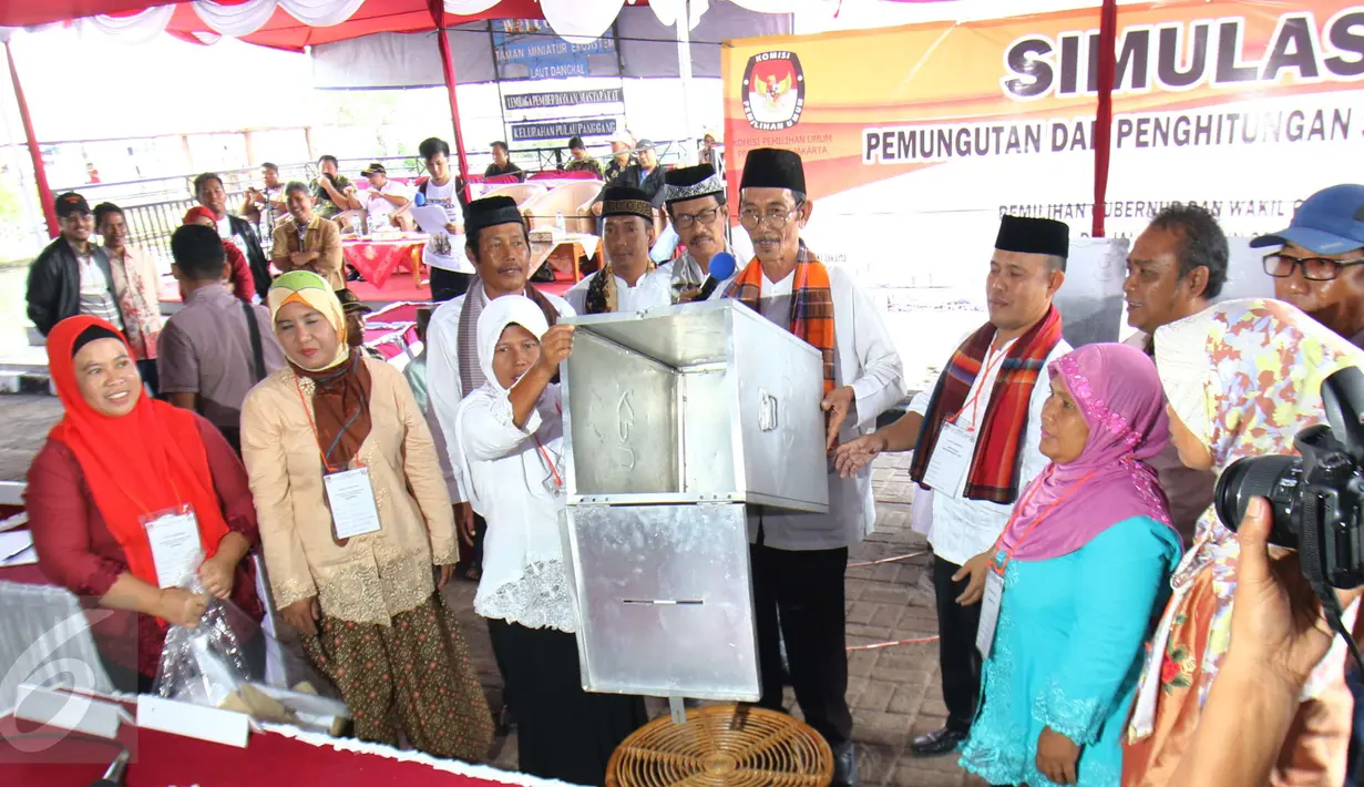 Panitia menunjukan kotak suara saat simulasi Pemungutan Suara di Pulau Pramuka, Kepulauan Seribu, Jakarta, Sabtu (4/2). Simulasi dilakukan demi menjaga ke utuhan prosedur yang ditentukan KPU RI. (Liputan6.com/Helmi Afandi)