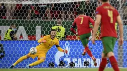 Kebuntuan Portugal akhirnya pecah pada menit ke-57 setelah Ronaldo sukses menjadi algojo tendangan pinalti. Portugal mendapatkan pinalti usai Danilo dijatuhkan di kotak terlarang Prancis. Papan skor berubah menjadi 1-0 dengan keunggulan Portugal. (Foto: AP/Pool/Franck Fife)