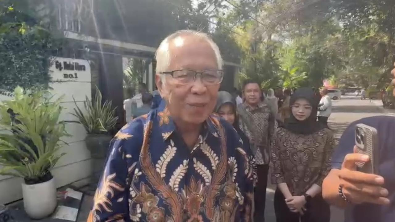 Pengacara OC Kaligis Temui Jokowi, Serahkan Sejumlah Buku Pra Peradilan