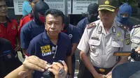Satuan Reskrim Polsek Koja, Jakarta Utara, menangkap empat tersangka kasus penggelapan mobil berkedok taksi online. (Liputan6.com/Moch Harun Syah)