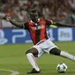 Aksi pemain Nice, Mario Balotelli (kanna) mengontrol bola dan mengecoh pemain Napoli pada leg kedua kualifikasi Liga Champions di Stadion Allianz Riviera, Nice (22/8/2017). Napoli menang agregat 4-0. (AP/Claude Paris)