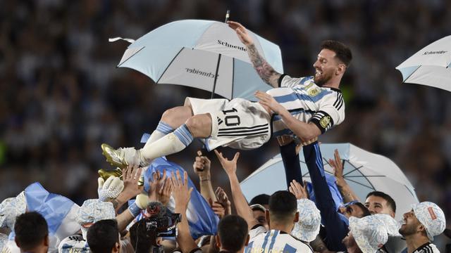 Foto: Mimpi Terwujud, Lionel Messi dkk Angkat Trofi Piala Dunia 2022 di Hadapan Puluhan Ribu Pendukung