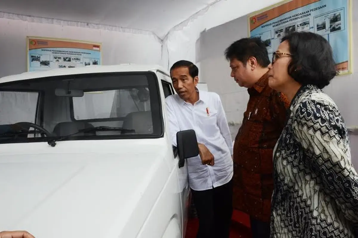 Menteri Perindustrian Airlangga Hartarto memamerkan prototipe mobil pedesaan kepada Presiden Joko Widodo, Senin (30/1/2017) di Jawa Tengah. (Dok Kemenperin)